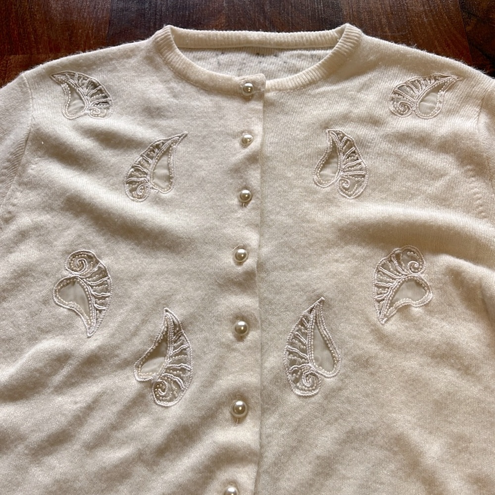 Creamy White Vintage Seashell 1950s Style Pearl Button Cardigan small-medium